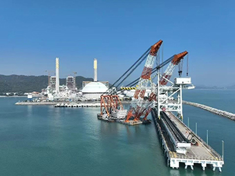 華潤海豐卸船機(jī)順利吊裝，助力粵港澳大灣區(qū)能源供應(yīng)