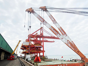 惠來電廠2臺卸船機整機吊裝上岸